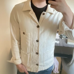 Vit overshirt - Skit snygg vit overshirt från Selected homme. Modellen är 180cm, 73kg. Priset kan såklart diskuteras!