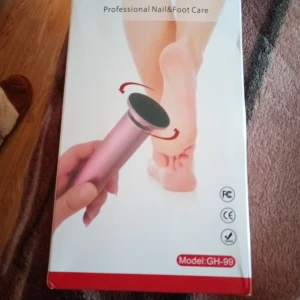 Electric Foot Callus Remover GH-99 - Elektrisk fotfil för professionell nagel- och fotvård. Modell GH-99 med 360° rotation, justerbar hastighet och utbytbara sliprondeller (60 st medföljer). Komplett med strömadapter. Produkten är ny i förpackning, inga synliga defekter.