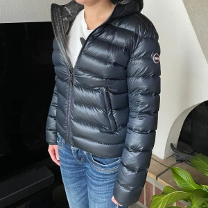 Colmar Jacka - Säljer en damjacka från Colmar | Storlek: 42 IT, ungefär S | Färg: Marinblå | Modellen är 161cm lång | Har digitalt kvitto!!!  |En liten defekt därav priset (se bild 4). Nypris : 3900kr, vårat är 1399. || Hojta till vid minsta fundering 💭 