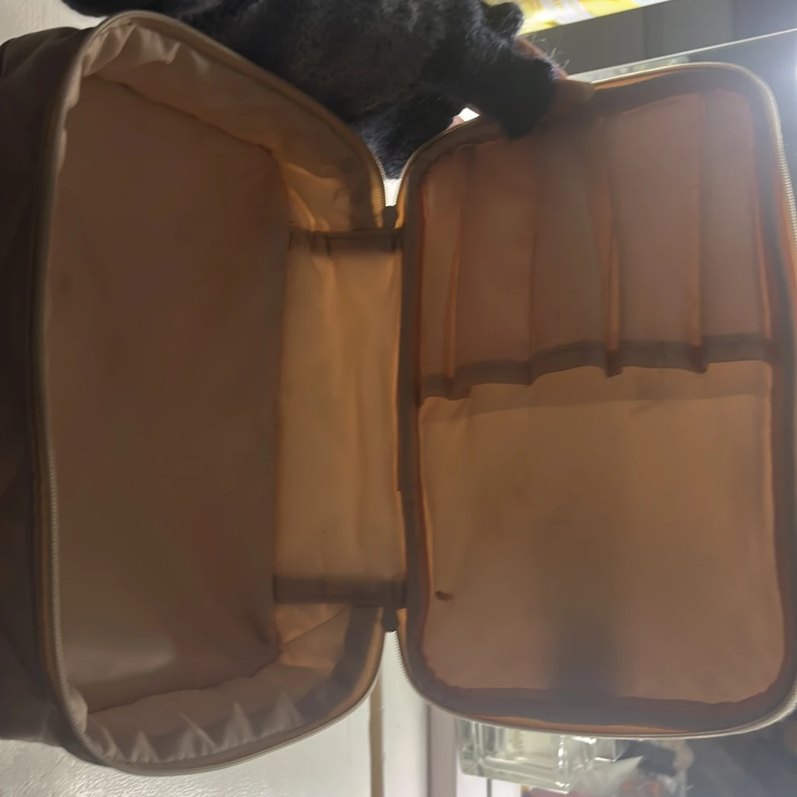 Beige quiltad axelväska med dragkedja - 2