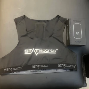 STATSports Apex Athlete Series GPS Tracker - STATSports Apex Athlete Series GPS-tracker med originalväst, förpackning och skyddsfodral. L. Köpt i oktober förra året för 2899 kr. Har knappt använts sällan den bara ligger hemma och samlar damm. Funkar perfekt även om etiketten är borttvättad. Perfekt för dig som vill träna seriöst.  Går att köpa enskilt, om du 