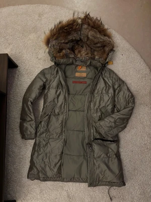 Parajumper - En grön parajumper inga fläckar eller hål i storlek xs🤍