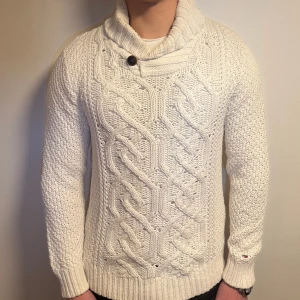 Stickad tröja med krage - Säljer den här jätte snygga stickade tröjan från Tommy hilfiger i storleken L men passar även M. Tröjan är riktigt snygg och varm, den är även riktigt mjuk och skön. Hög kvalitet. Priset är inte fast utan går att diskutera!