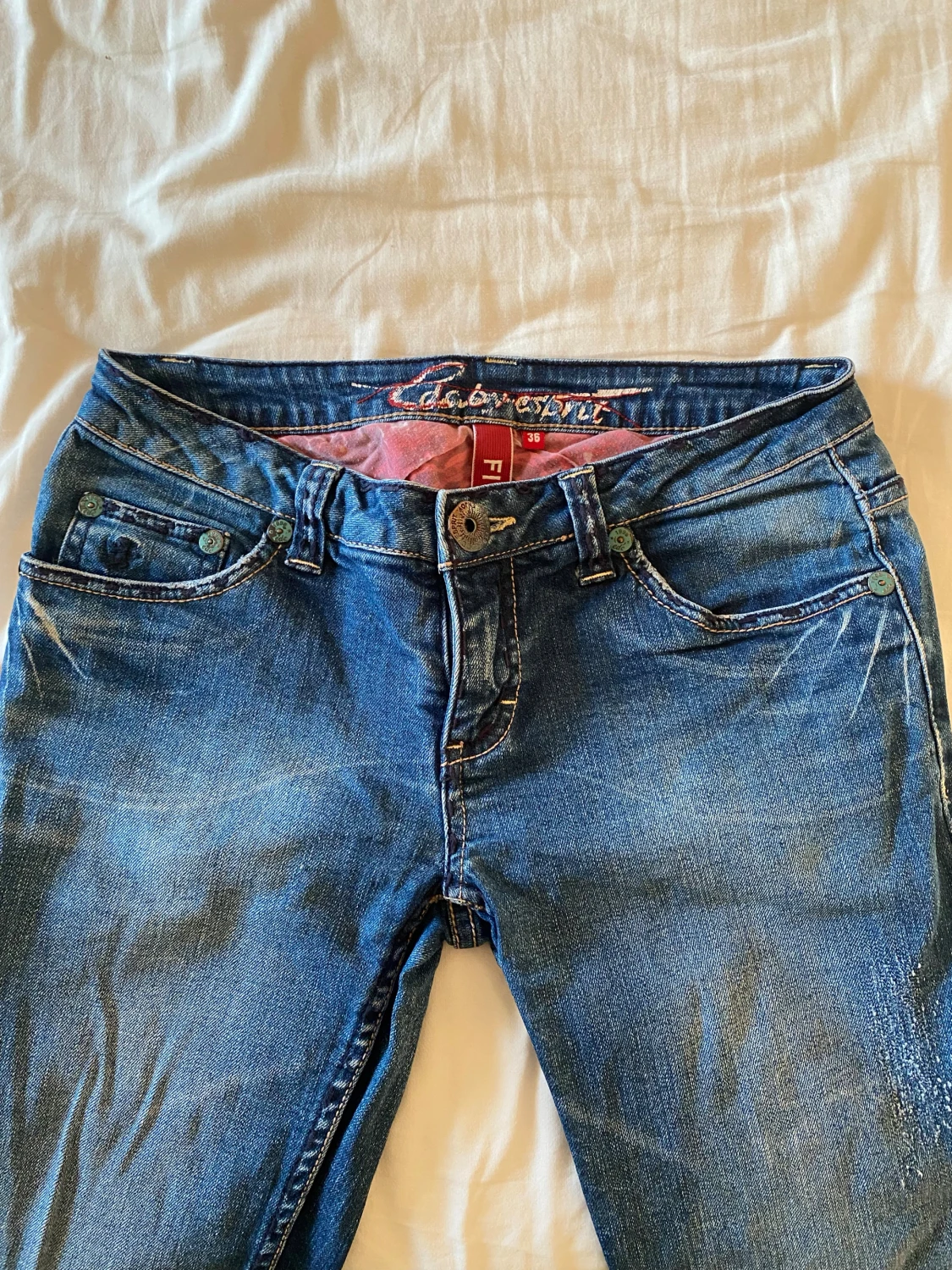 Blå Five jeans med broderade bakfickor