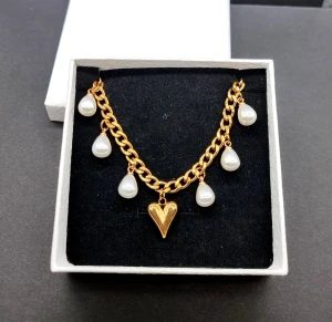 Handgjort halsband  - Material-rostfritt stål. 