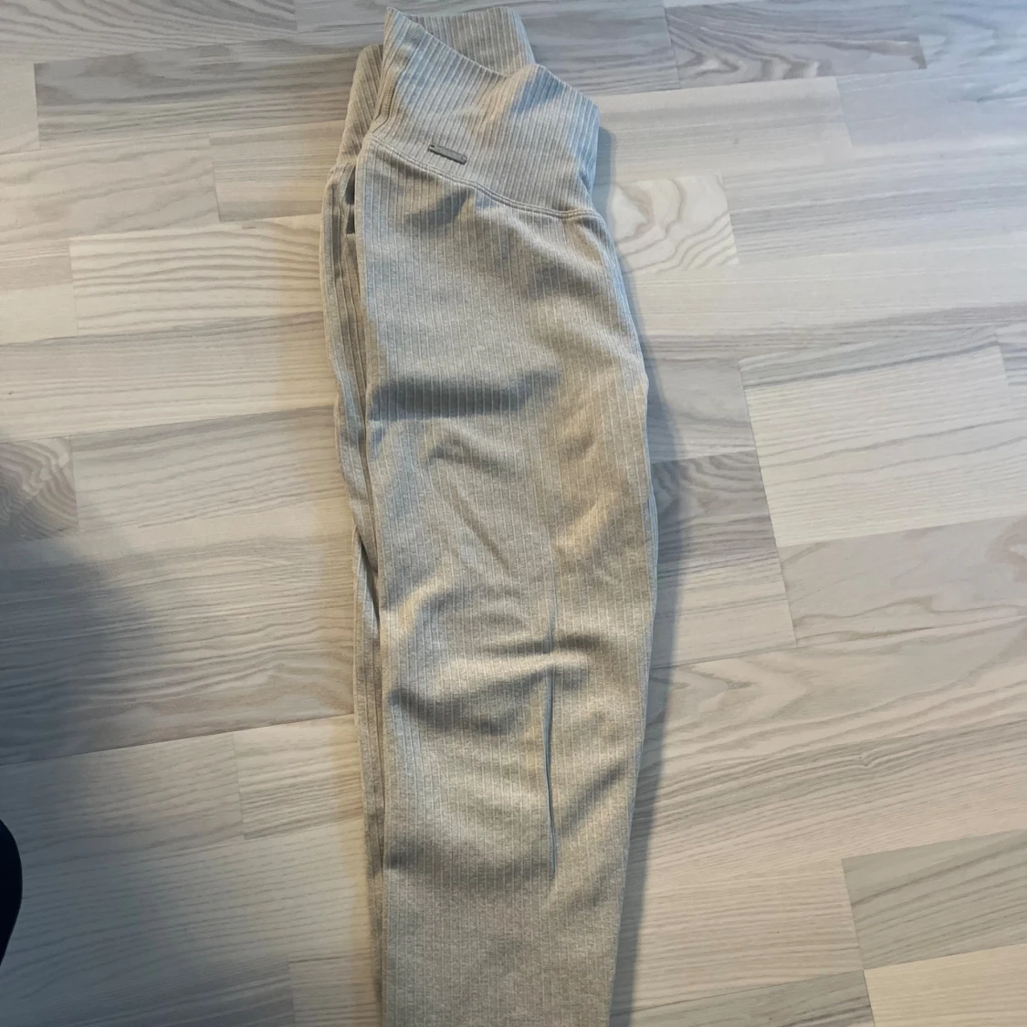 Beige ribbade leggings från Aimn - 1