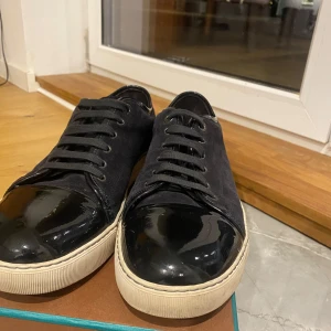 Mörkblå lanvin skor - Sparsamt använda lanvin skor i färg av mörkblå. Låda fattas fast kan skicka i loro piana låda , är också villig att putsa till de innan de skickas iväg . Pris kan diskuteras 👍