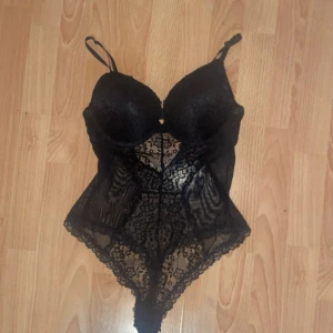 Populär body - Säljer min jättefina body då den inte kommer till användning längre, använd en gång men tvättad❤️Enda skavanken är vid knäppet (se bild)