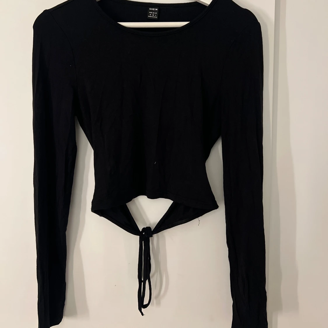 Svart långärmad topp med knytning