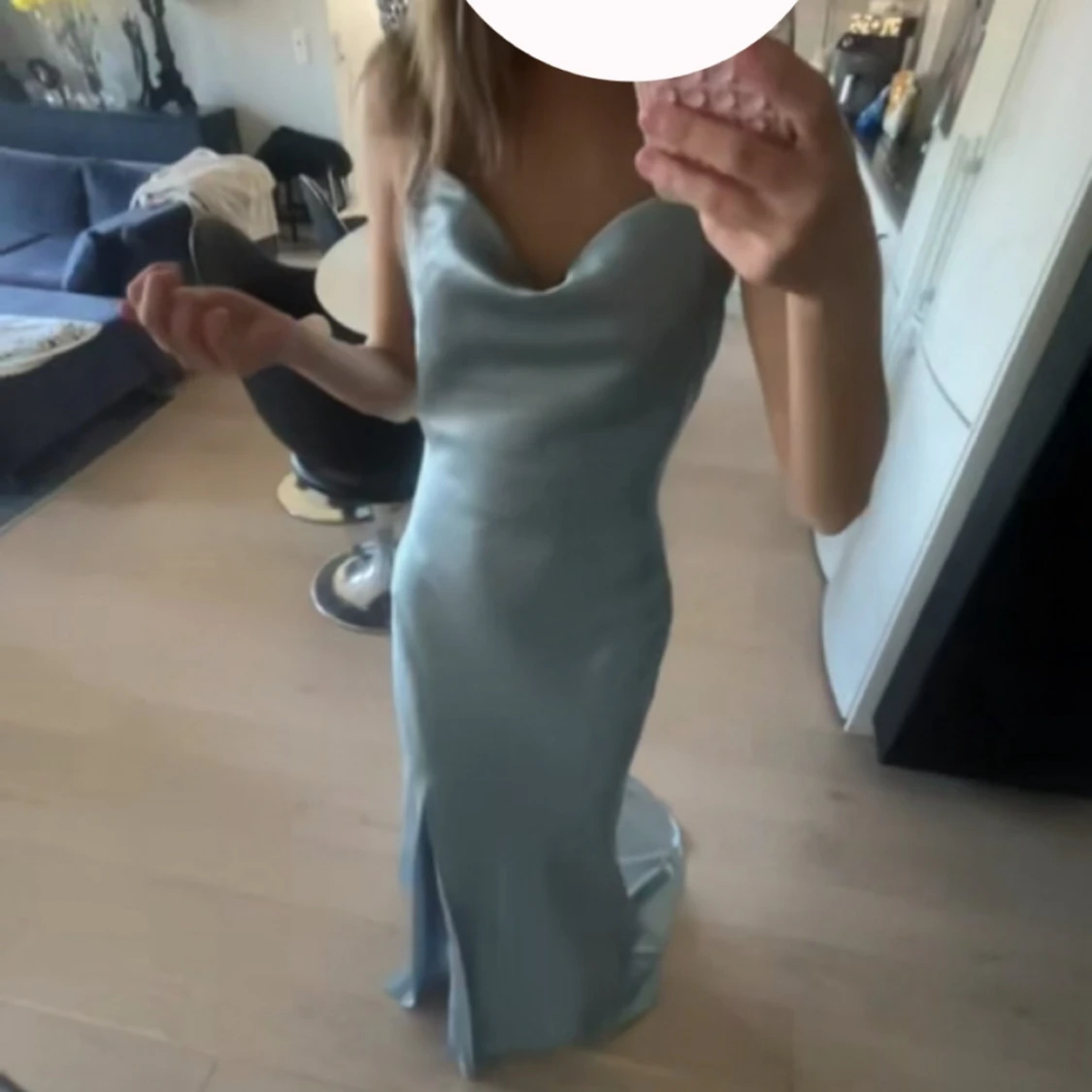 Ljusblå långklänning i satin - 2