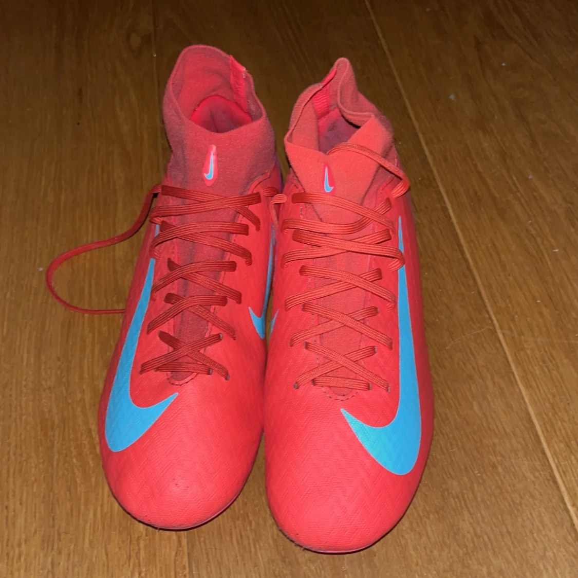 Röda Nike Mercurials