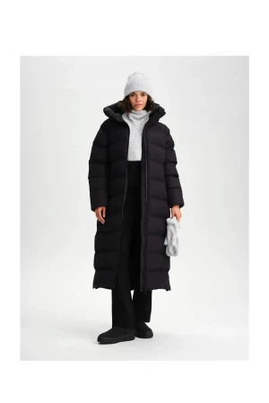 EVEREST Juneau Coat, Lång Vinterjacka, Dam - Lång svart pufferjacka med huva och hög krage. Jackan har quiltad design, dragkedja framtill och slitsar i sidorna med knappar. Perfekt för kalla dagar och ger en riktigt chill vibe. Passformen är loose och jackan är vadderad för extra värme. Ångare köpet pågrund av att jag köpte  fel storlek, och har inte haft en användning till den då. 