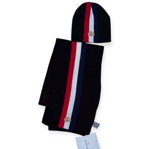 Moncler Mössa&Halsduk Set - Helt ny. Fin replika med grym kvalitet. One size. Mössa&Halsduk ingår i priset. Pris: 999kr. Först till kvarn som gäller. Skickas direkt inom 24h
