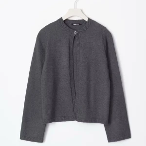 Mörkgrå öppen kofta  - one button knit cardigan från Gina 