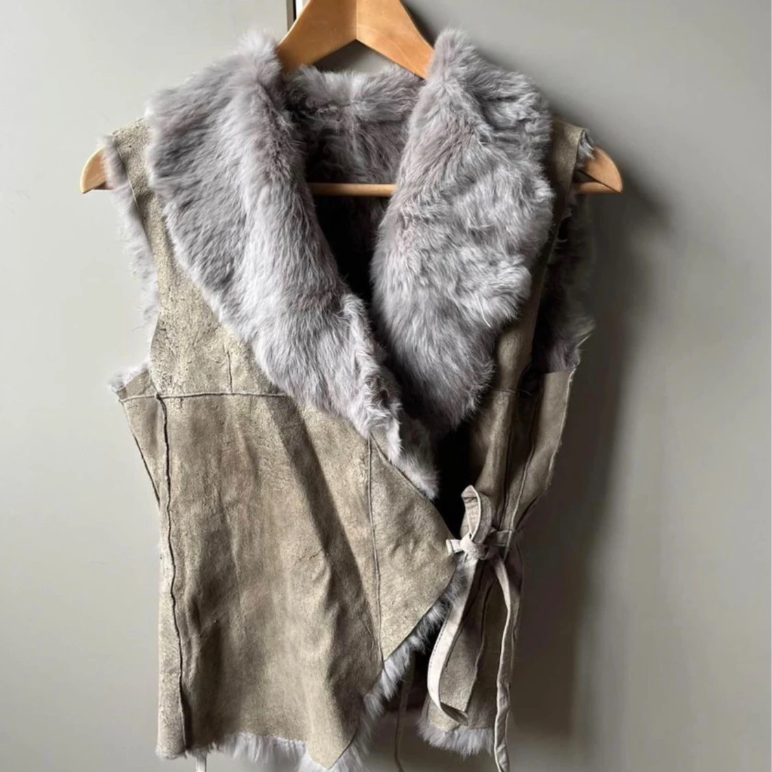 Grå pälsväst med omlott och knyt