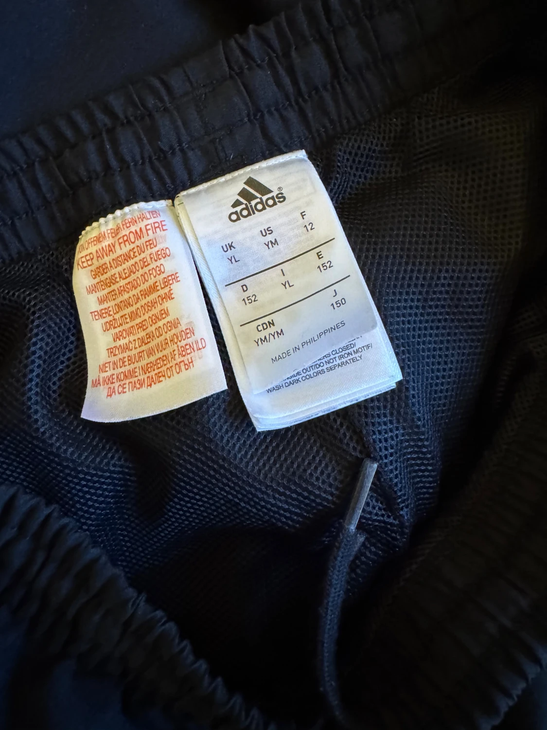 Svarta Adidas träningsbyxor/vindbyxor strl 152 barn - 1