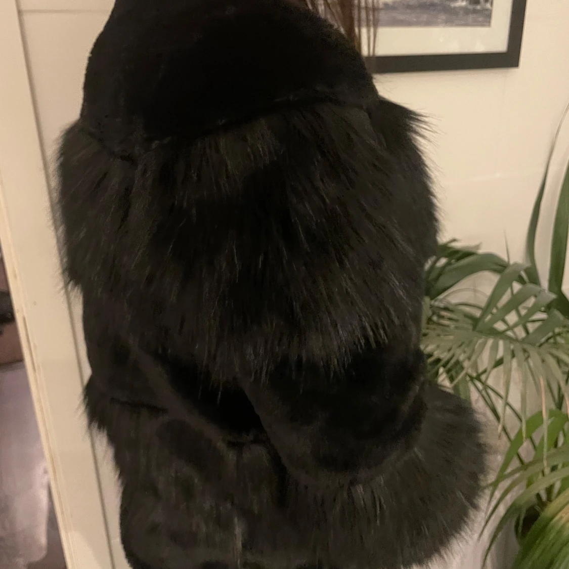 Svart fluffig pälsjacka - 2