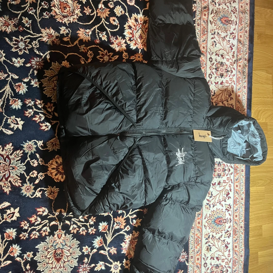 Stüssy Black/Grey Puffer Jacket – NY med tag 🖤🩶