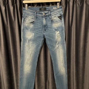 Replay anbass  - Replay anbass - skick 9/10, mycket bra skick! - stl 30/34 - skriv om ni vill ha mått 📏- fetaste jeansen på marknaden, snygga slitningar och sjukt snygg wash! - hör av er vid frågor!🙌