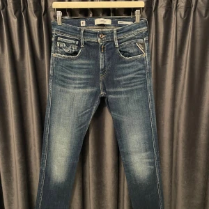 Replay anbass  - Replay anbass aged 01 - skick 9/10, väldigt bra skick! - storlek 30/32, men passar 29/32 - otroligt snygga jeans med fet wash! - hör av er för mått eller andra frågor🙌