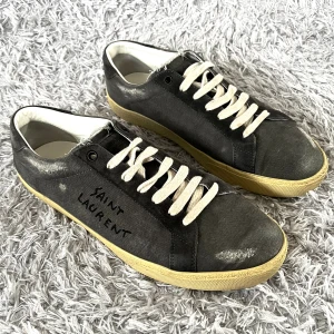 Saint Laurent Court Classic - Säljer ett par SL skor som är väldigt svåra att få tag på! | Mycket fint skick på skorna, förekommer några mindre tecken på användning som syns på bilderna! | Ställ gärna frågor innan du köper!