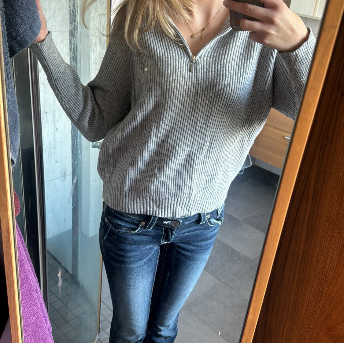 Grå ribbad stickad tröja med half zip