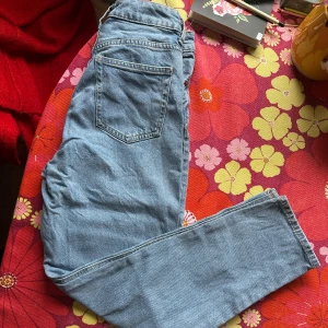 Ljusblå högmidjade jeans H&M - Högmidjade tapered ankel jeans från hm. 