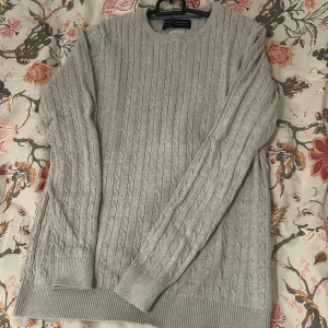 Beige kabelstickad tröja Jack & Jones S - Säljer en beige kabelstickad tröja i strl S från Jack & Jones Premium. Tröjan har rund halsringning, ribbade muddar och är långärmad. Perfekt för dig som gillar klassisk och stilren look med en modern touch.