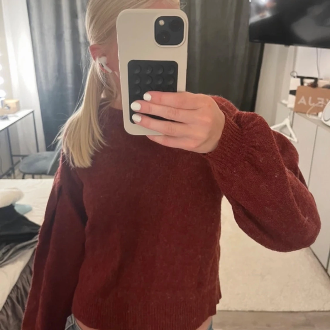 Mörkröd stickad tröja med lång ärm