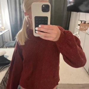 Mörkröd stickad tröja med lång ärm - Superfin stickad tröja , storlek xs ! Fint skick ❤️superfin till hösten 