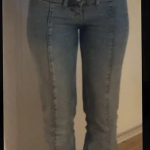Snygga jeans - Säljer ett par as snygga lågmidjade jeans eftersom de inte kommer till användning längre. De har inga defekter eller liknande och är som helt nya! 💕