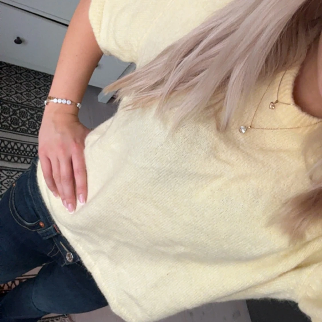 Ljusgul stickad kortärmad tröja - 1