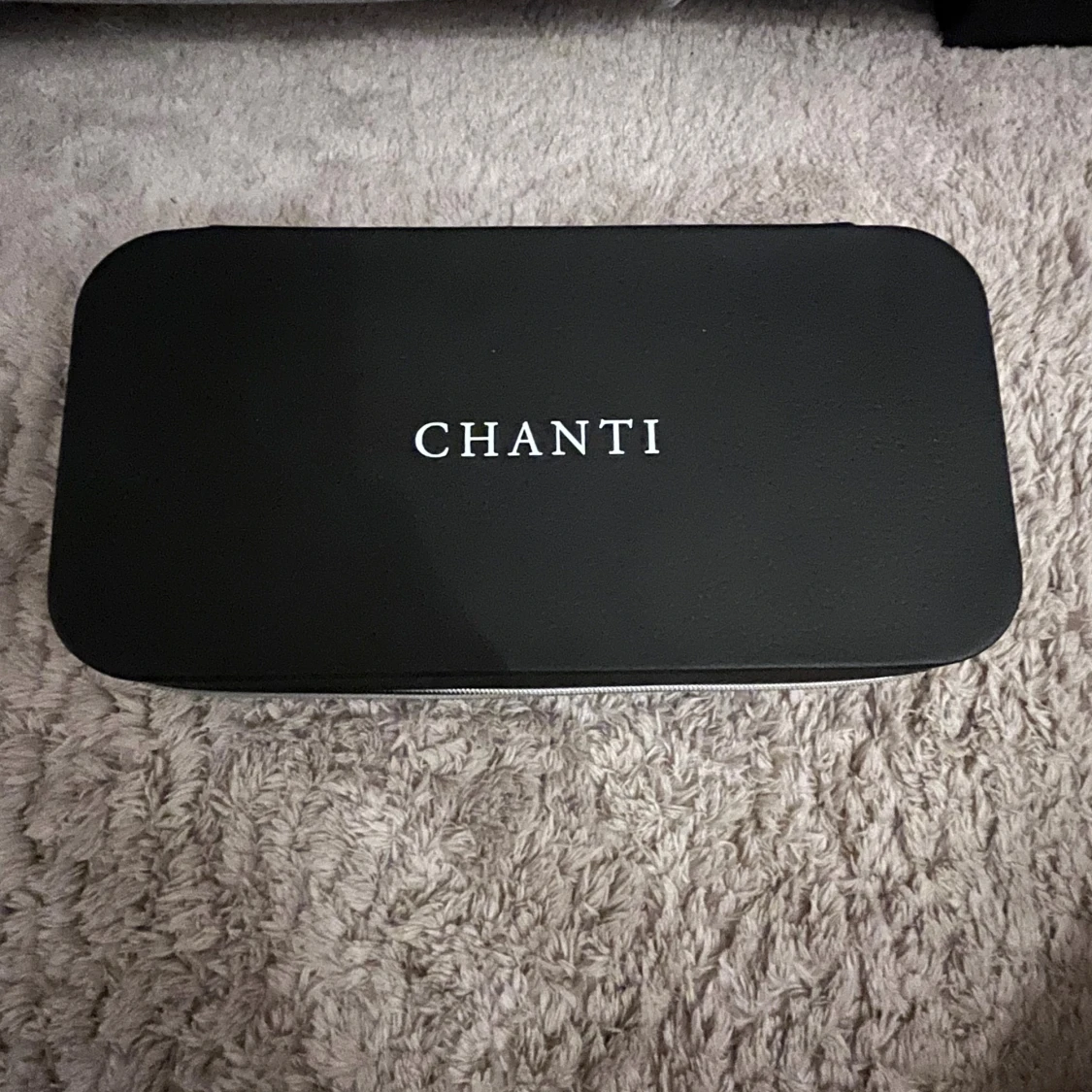 Svart smyckeskrin från Chanti