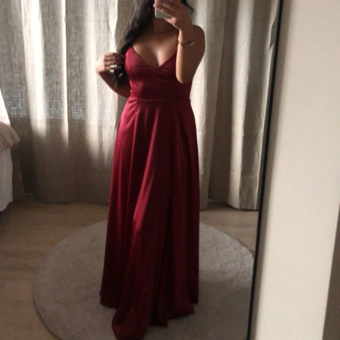 Vinröd långklänning med smala axelband - 2