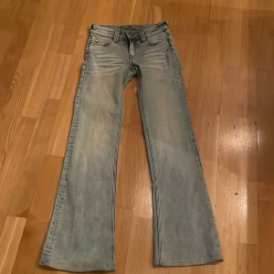 Ljusblå bootcut jeans - ett par ljusblå bootcut jeans med bökigt bra passform, andvönda en gång, pris kan diskuteras, 25W 32L men lite uppsyd, väldigt fina på🤩