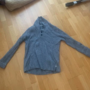Grå cardigan tröja från East West - Grå cardigan från East West. As skön, jävligt stilren. Storlek M.