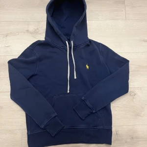 Ralph lauren hoodie  - Hej! Säljer en Ralph lauren hoodie i strl S men passar mindre!//hoodie har en supereliten defekt vid armleden//hör gärna av er vid frågor!🤩