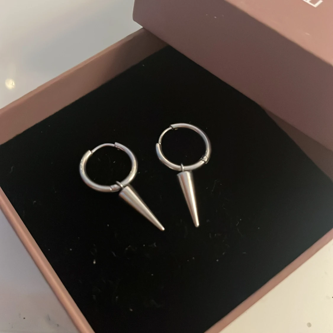 Silvriga örhängen med nit från Edblad - 2