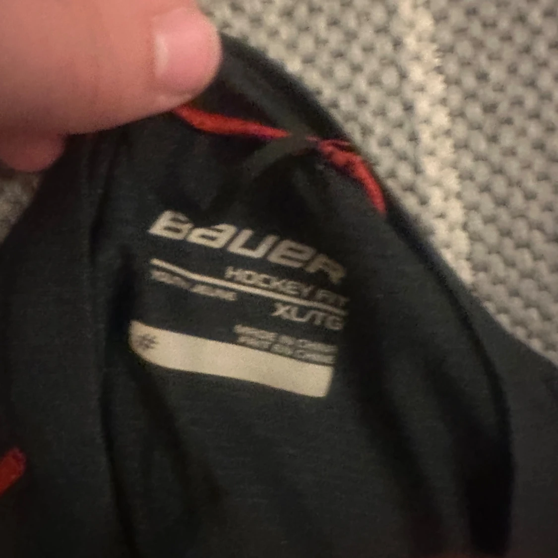 Svart Bauer t-shirt med röda detaljer - 2