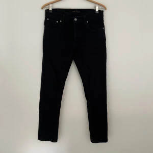 Nudie Jeans Slim Fit 31/30 - Hej! Säljer nu mina svarta Nudie Jeans i storlek W31 L30, med passformen slim fit. De är i fint skick. Ordinarie pris: 1600 kr. Hör av dig om du undrar något! 