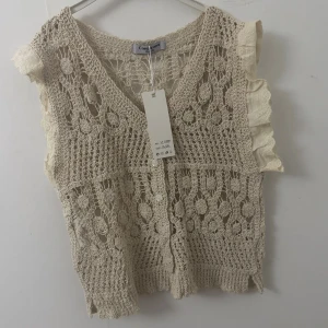 Beige virkad väst från Cantarana - Superfin beige virkad väst köpt utomlands, därav är det olika storlekar som inte stämmer överens men hade nog sagt att denna passar en xs,s. 