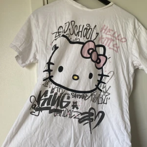 Hello Kitty t-shirt - Säljer en hello kitty t-shirt, strl XS men passar även mig som har M