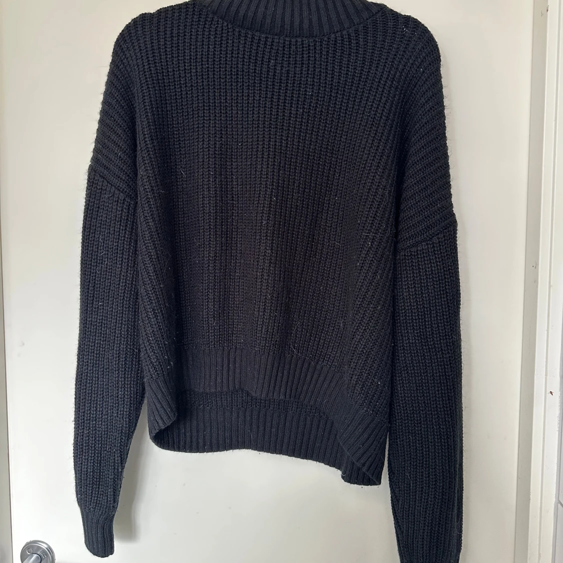 Svart stickad tröja med ribbad krage S-M - 3