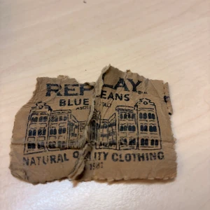 Replay Blue Jeans sticker - Riktigt Grisch klistermärke, nästa för Grisch. Du kommer få alla tjejer om du har den på din telefon. Jätte Grisch. Du kan få med godis om du köper detta Grisch klistermärke 