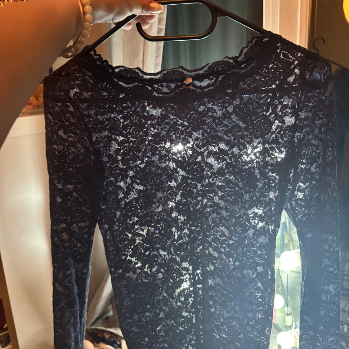 Mörkblå spetsblus från Rosemunde