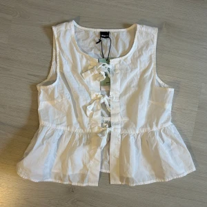 Vit topp - Helt oanvänd topp från ginatricot, storlek M 