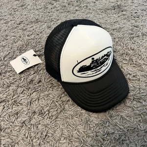 CORTEIZ KEPS - Hej, säljer denna riktigt feta corteiz keps. Rikigt bra kvalité och inga konstigheter, hör av dig vid fler frågor. 