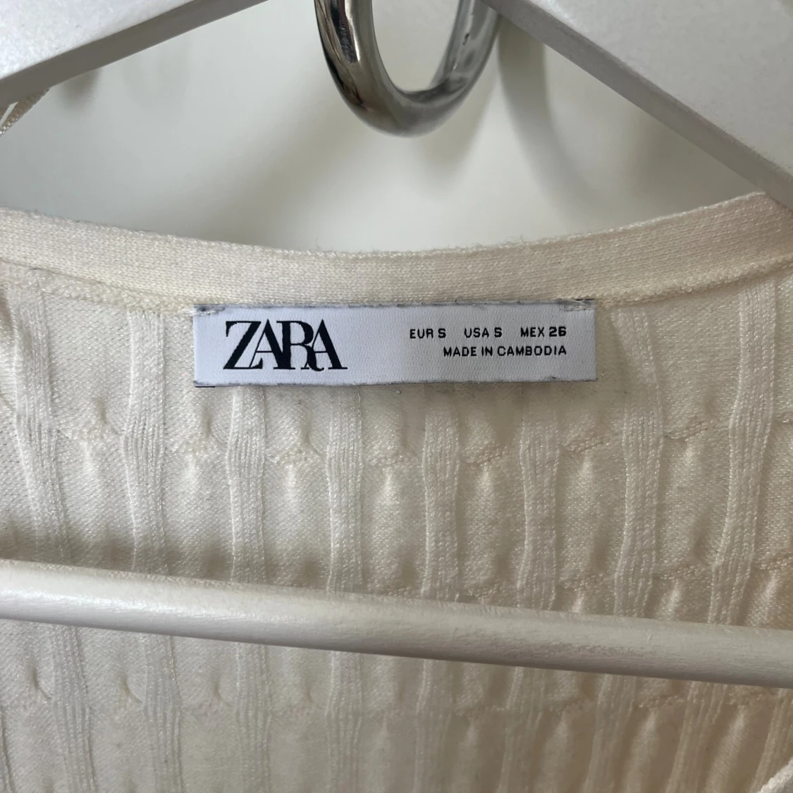 Beige kofta med knappar från Zara - 2