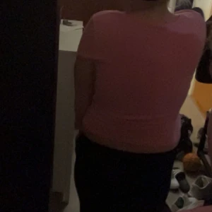 Rosa croppad t-shirt topp - Säljer en ljusrosa croppad t-shirt topp med rund hals och korta ärmar. Toppen har en slim passform och är tillverkad i mjukt bomullsmaterial som sitter skönt mot kroppen. Perfekt för dig som gillar enkla och färgglada plagg.