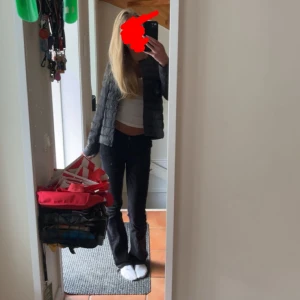 Svart tunn jacka  - Säljer en svart, tunn och lätt dunjacka från design by amor. Jackan har rund halsringning, raka ärmar och knäppning framtill. Köpt i sommar, använd max 10 gånger. Storlek M men liten så passar xs-s